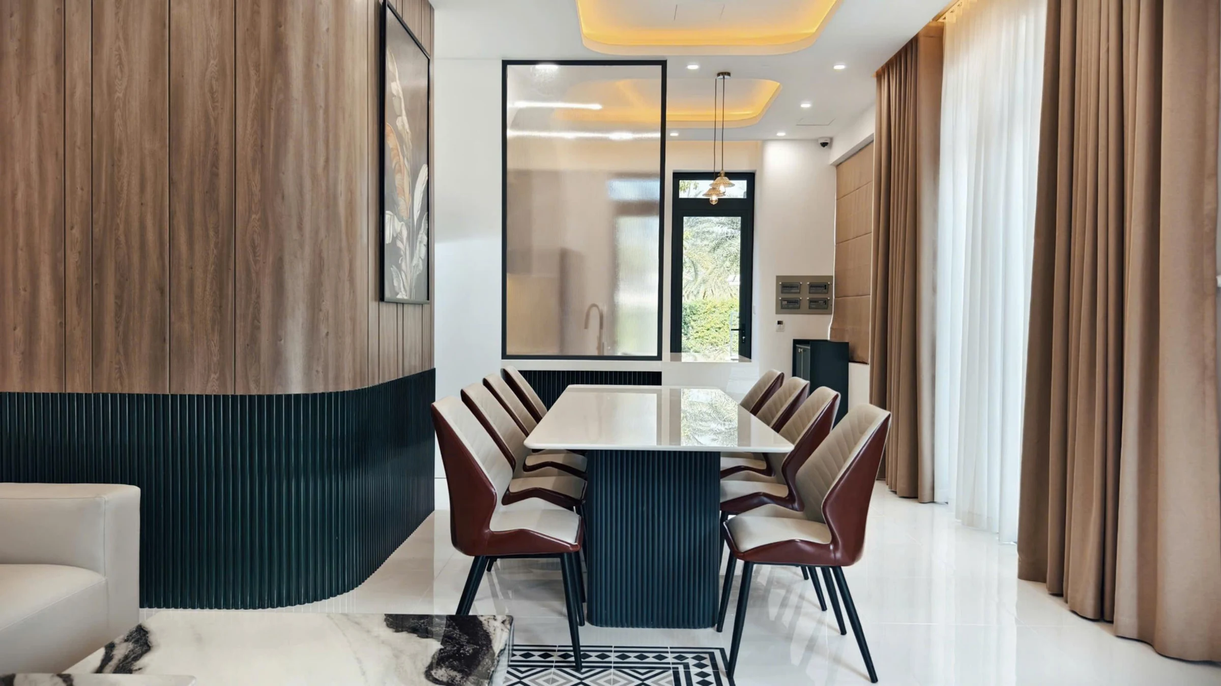 Khu ăn thực tế, với bàn ăn nối tiếp vách cong phòng khách