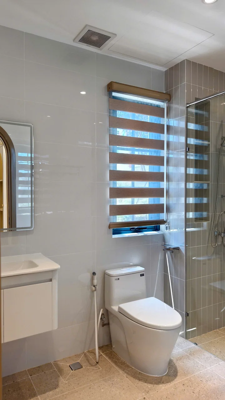 Thực tế: phòng tắm — Biệt thự song lập với bảng màu be và gỗ tại NovaWorld Phan Thiết