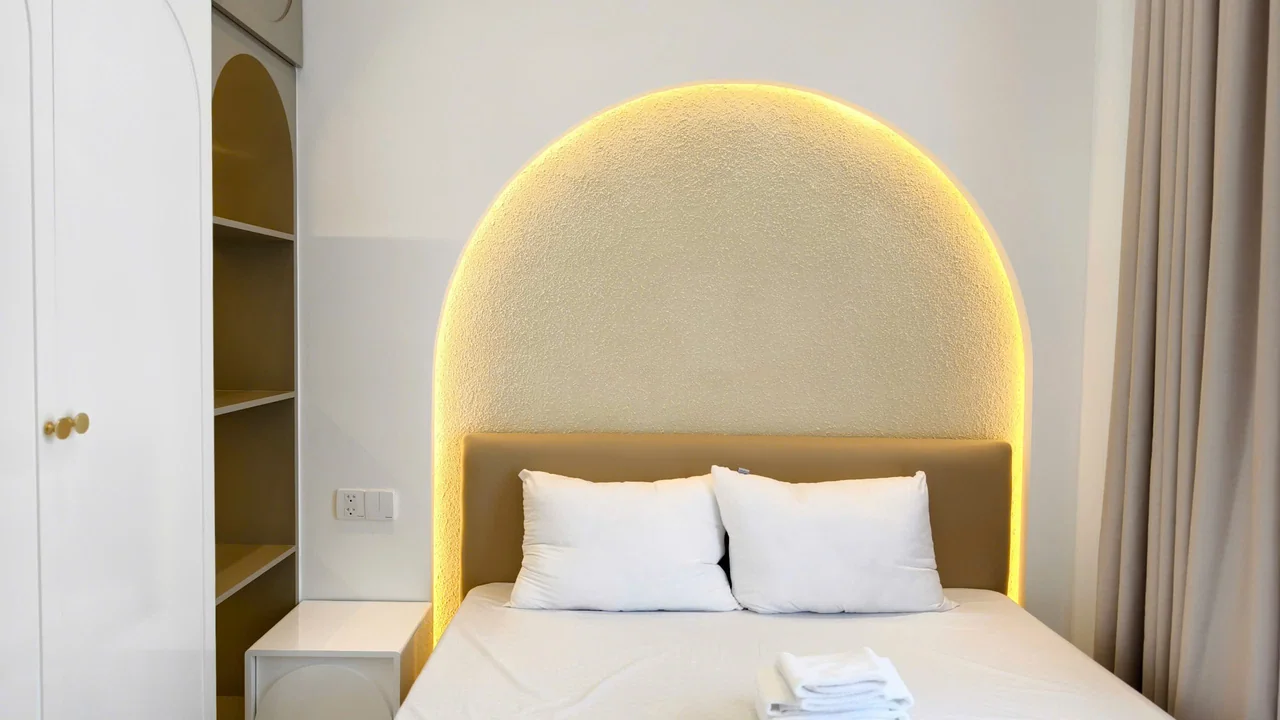 Thực tế: giường và vòm — Biệt thự song lập với bảng màu be và gỗ tại NovaWorld Phan Thiết