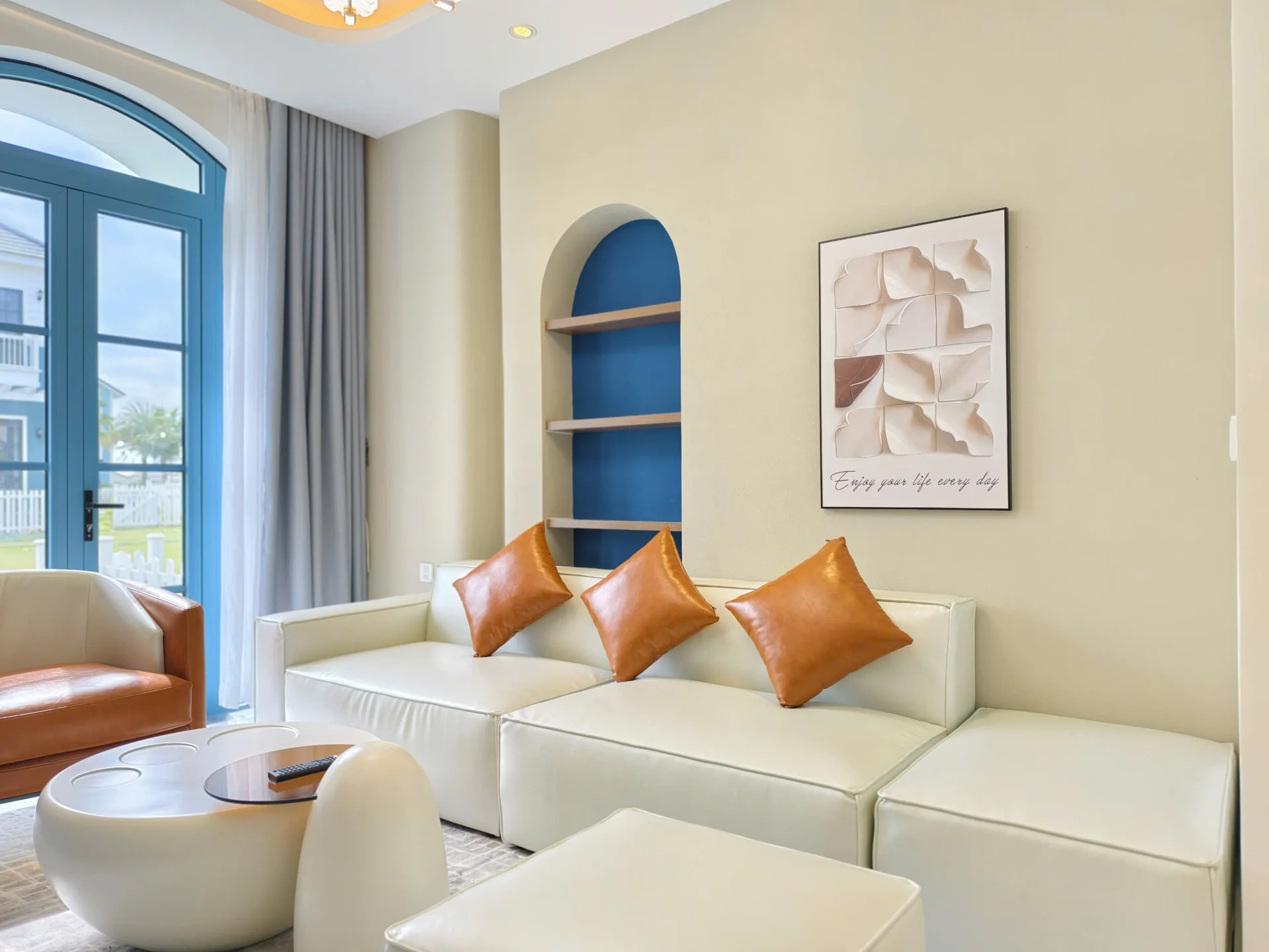 Ảnh thực tế: sofa và hốc vòm — Sắc xanh giữa nắng biển, NovaWorld Phan Thiết
