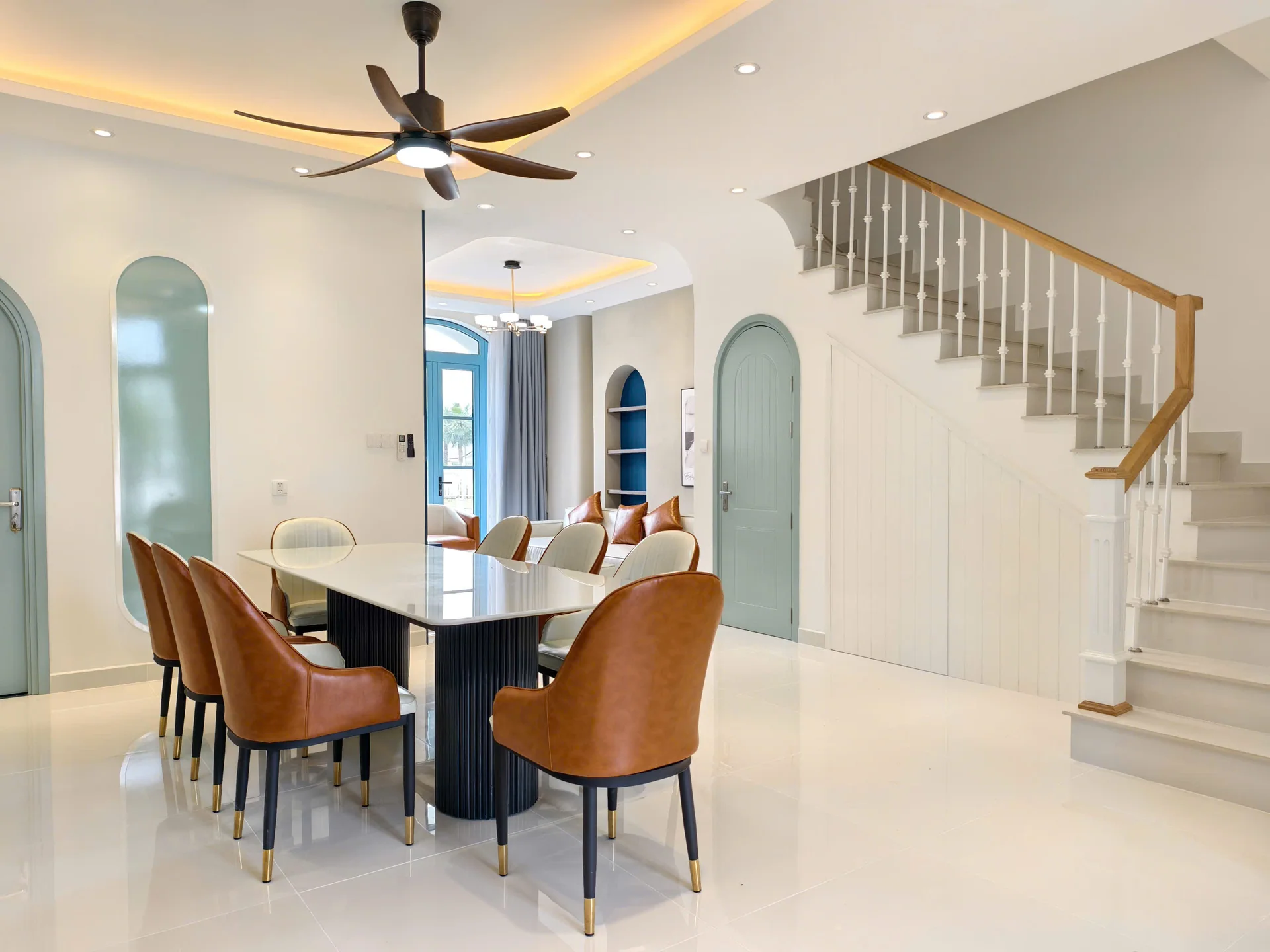 Ảnh thực tế: bàn ăn và cầu thang — Sắc xanh giữa nắng biển, NovaWorld Phan Thiết