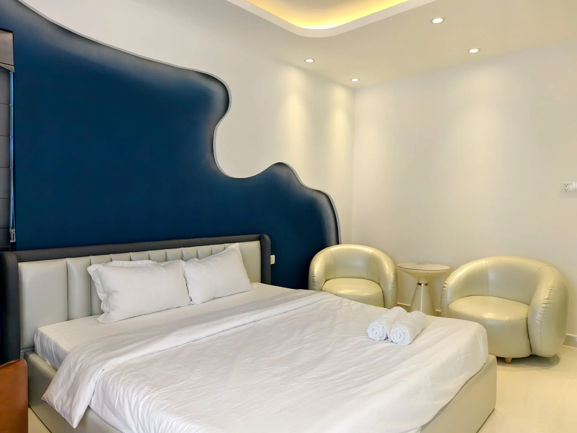 Thực tế · NovaWorld Phan Thiết · Phòng ngủ với mảng xanh và tủ kết hợp.