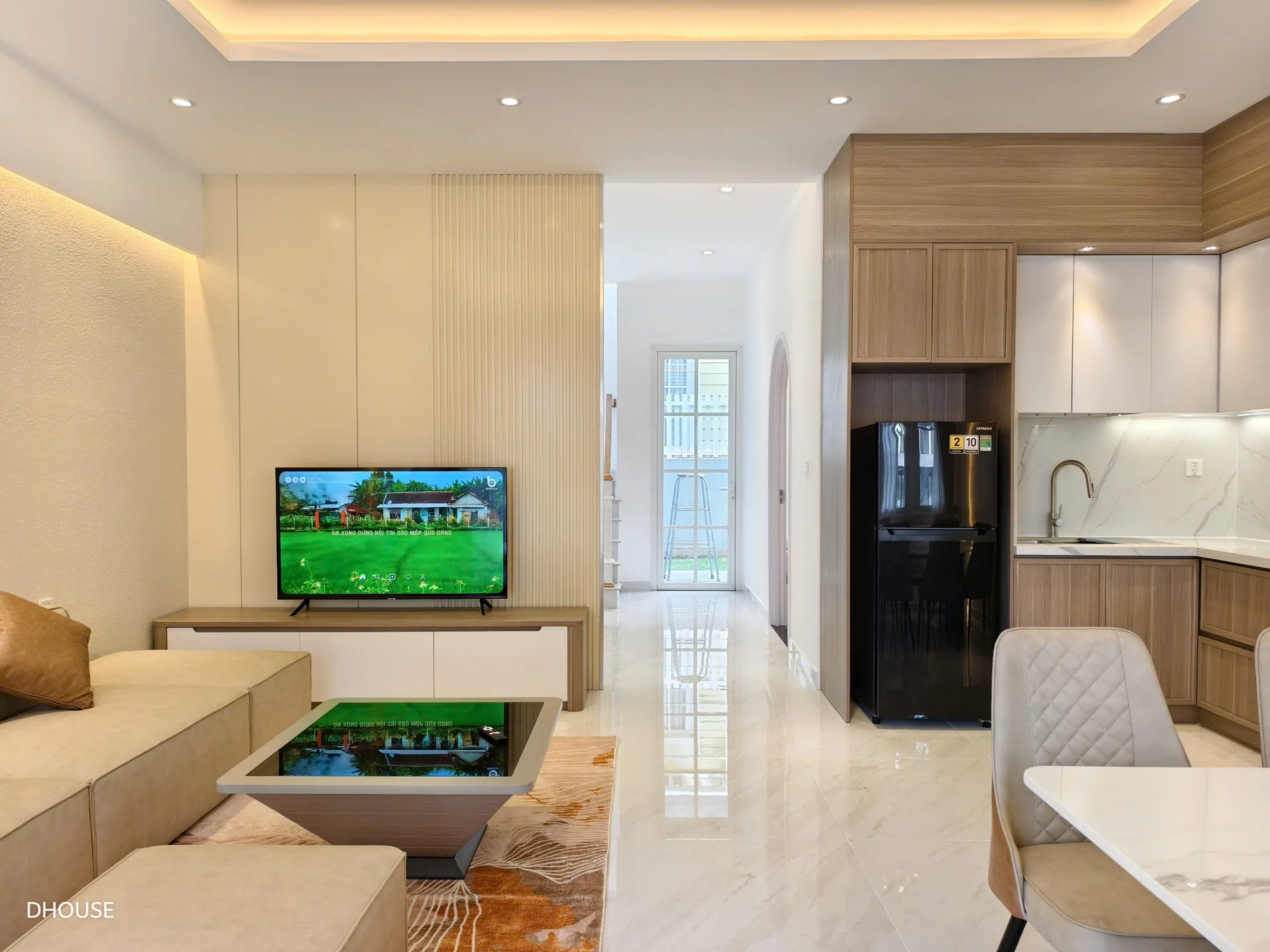 Ảnh thực tế: vách tv và bếp — Gỗ sáng, nhịp sống nhẹ nhàng, NovaWorld Phan Thiết