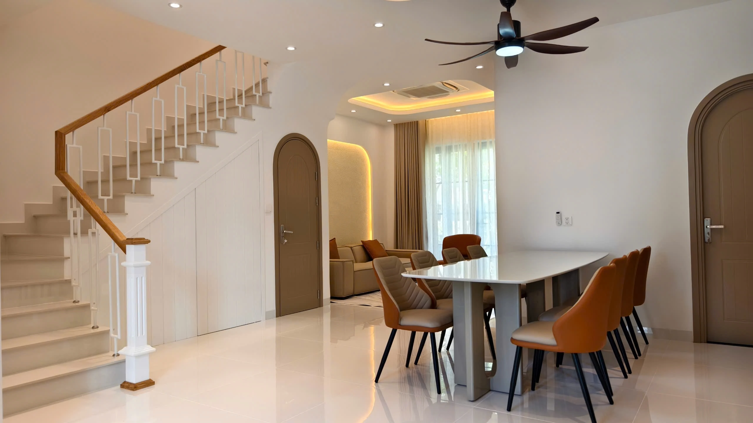 Khu ăn và cầu thang biệt thự tông be gỗ, ảnh thực tế D.HOUSE tại NovaWorld Phan Thiết