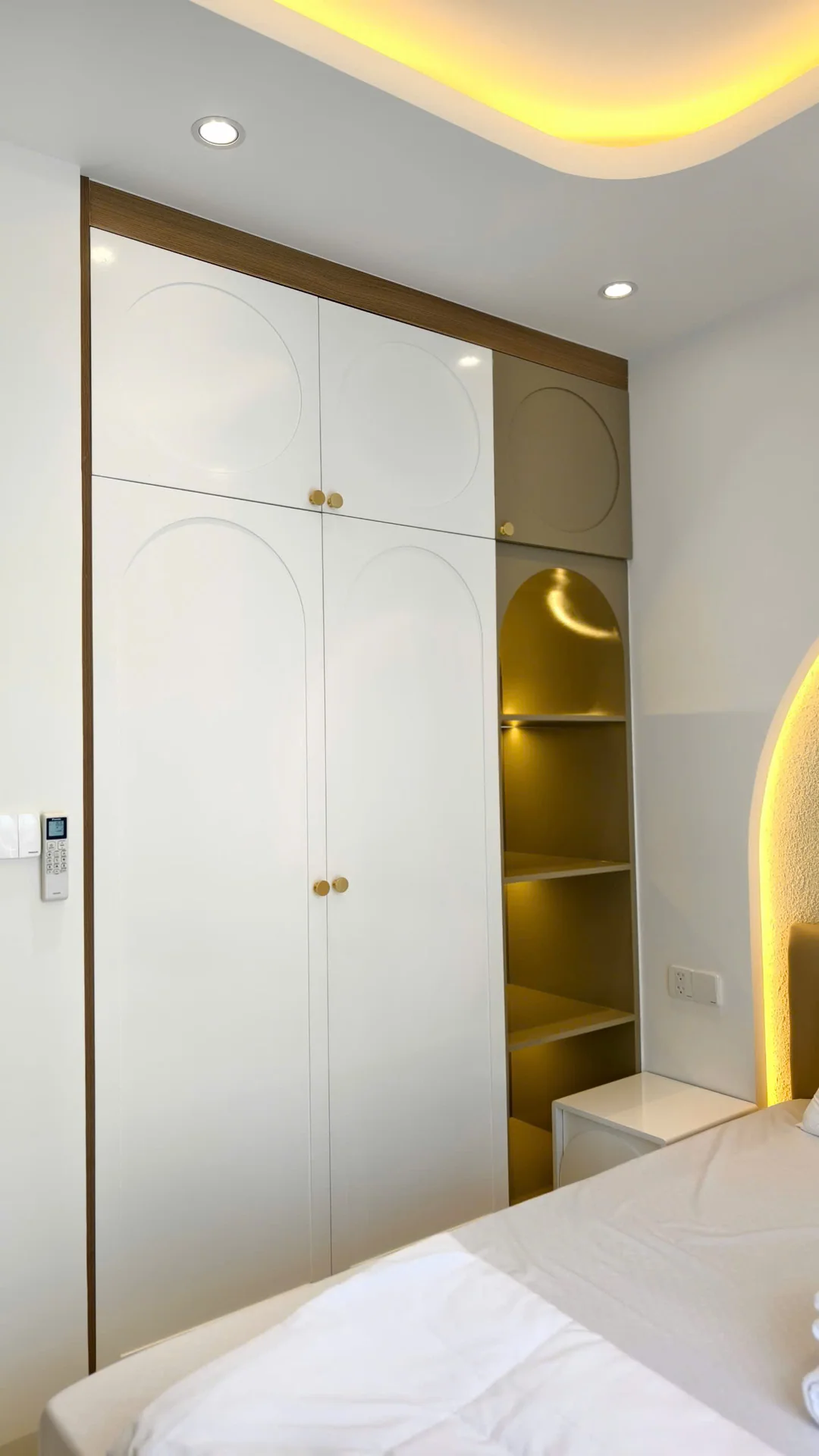 Ảnh thực tế: tủ áo và giường — Sắc be và những khoảng ấm, NovaWorld Phan Thiết