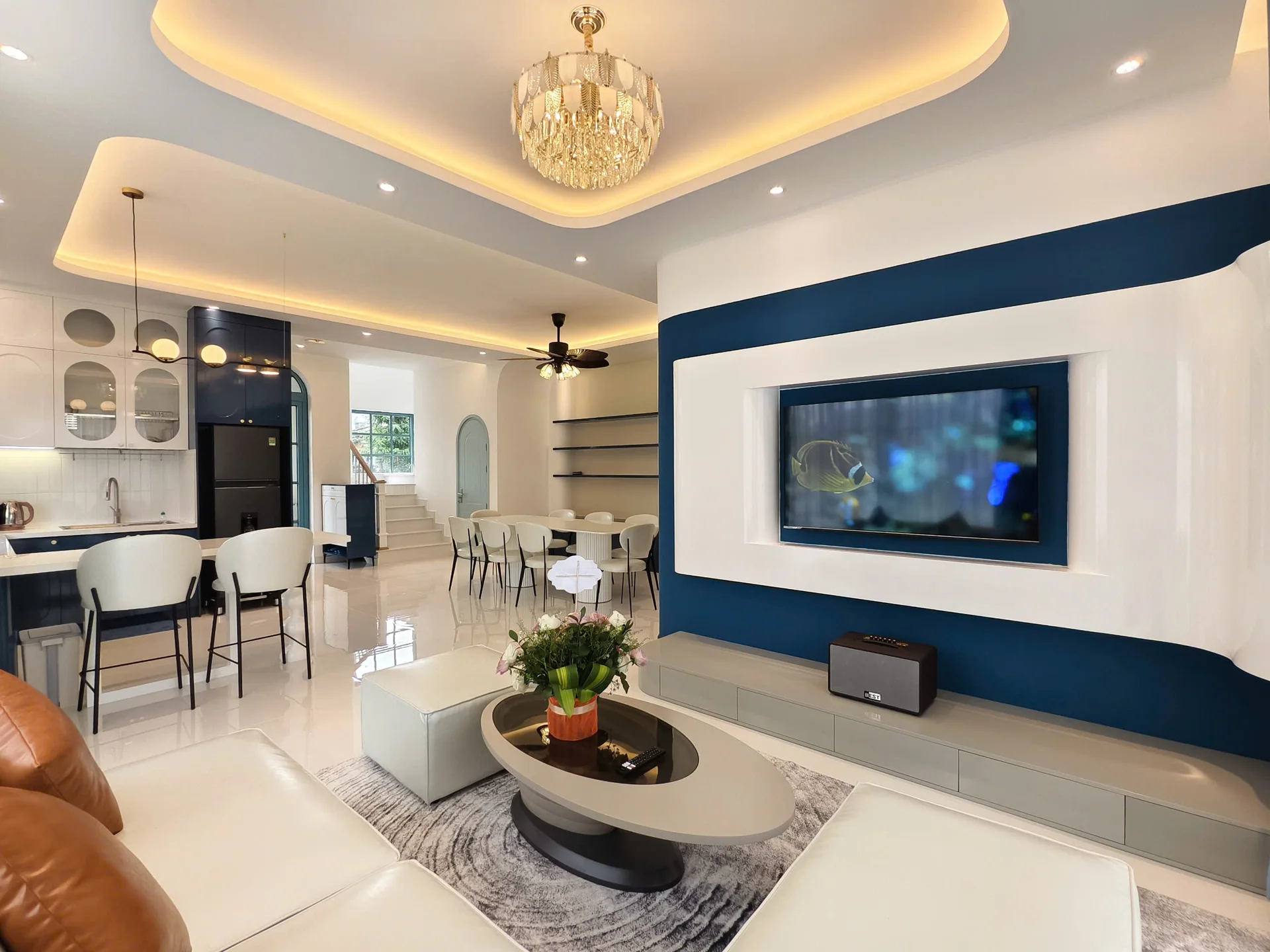 Ảnh thực tế · Trắng và xanh, một nhịp liền mạch